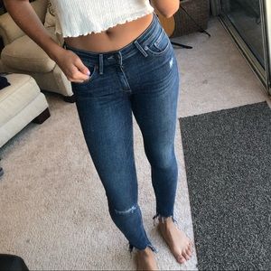 Lucky Brand skinny jeans with single rip